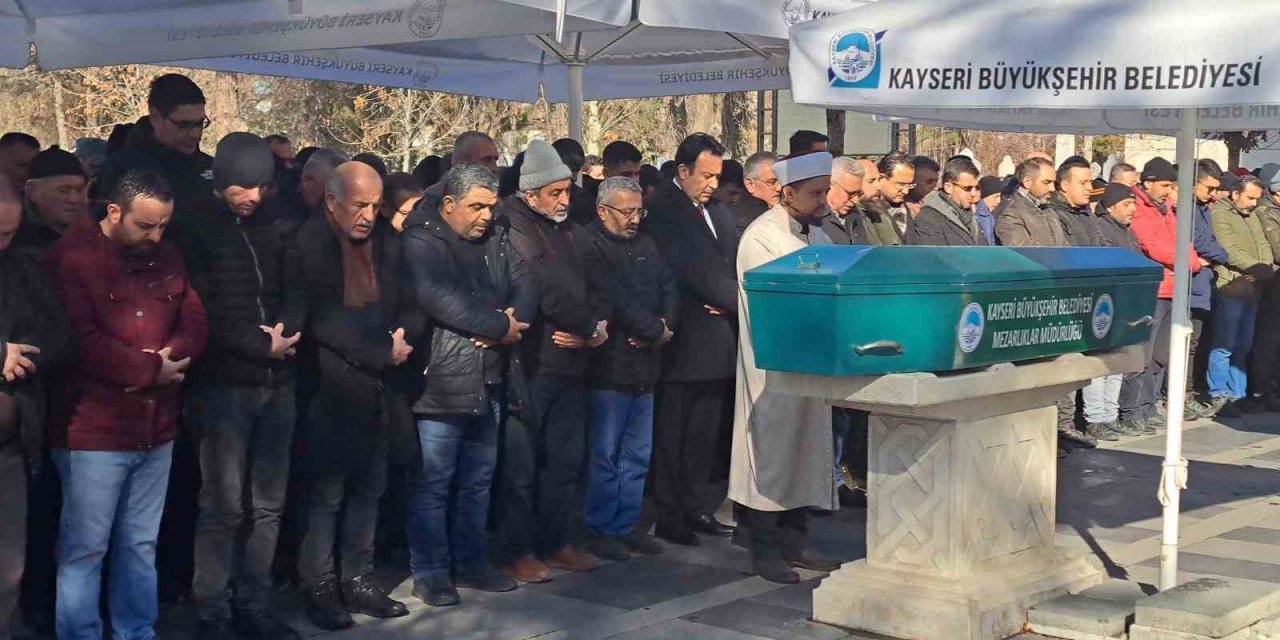 Kayserili öğretmenin ailesi depremde hayatını kaybetti