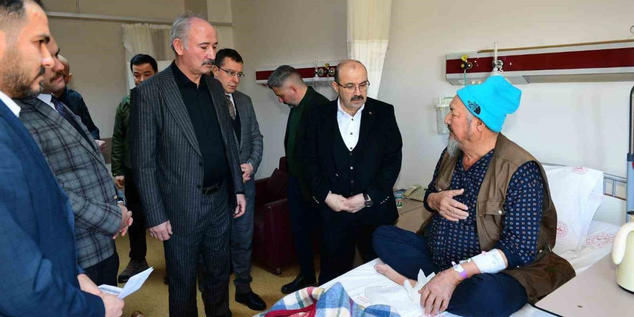 Hastanelerde tedavi gören depremzedelere moral verdiler