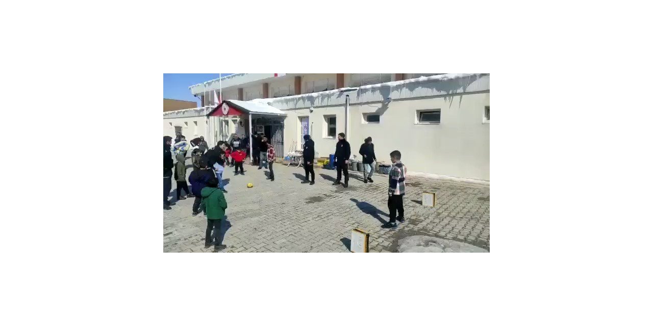 Polislerden depremzede çocuklara moral