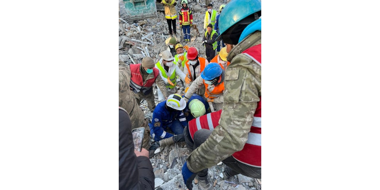 Ukraynalı ekip depremin 9. gününde bir kadını enkazdan sağ çıkardı