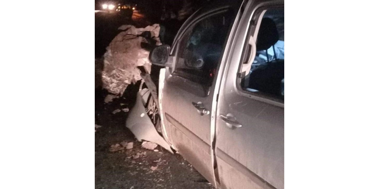 Yamaçtan kopan dev kaya otomobilin üzerine düştü: 2 yaralı