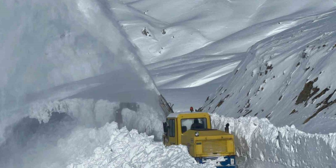 Hakkari’de yer yer 3 metreyi karda yol açma çalışması