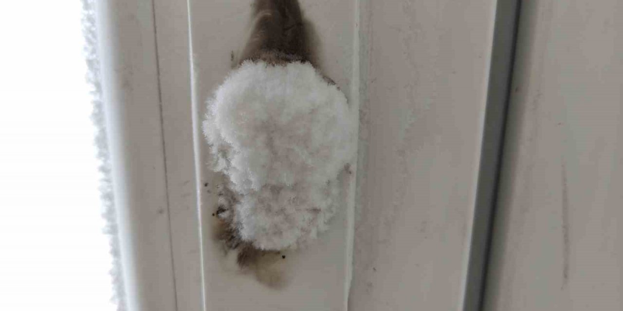 Göle’de dondurucu soğuklar hüküm sürüyor, kapı kilitleri bile buz tuttu