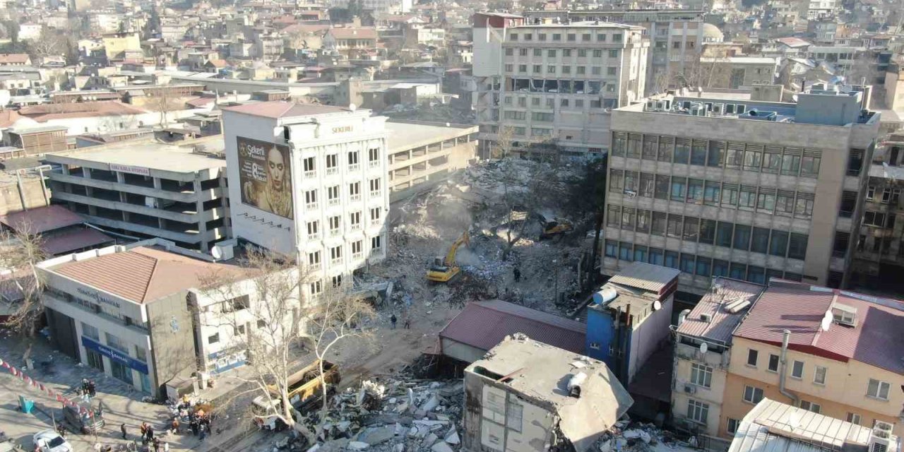 Fotoğrafları ortaya çıktı: Çöken otelin kolonları tabela için tahrip edilmiş