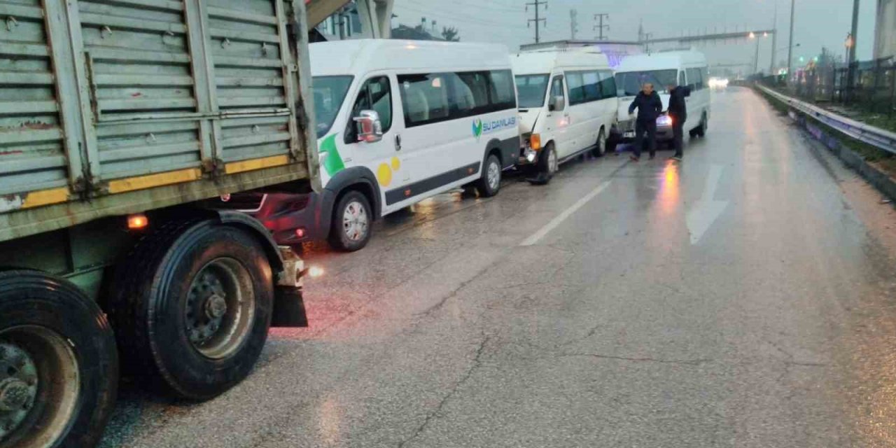 4 aracın karıştığı kazada 10 kişi yaralandı