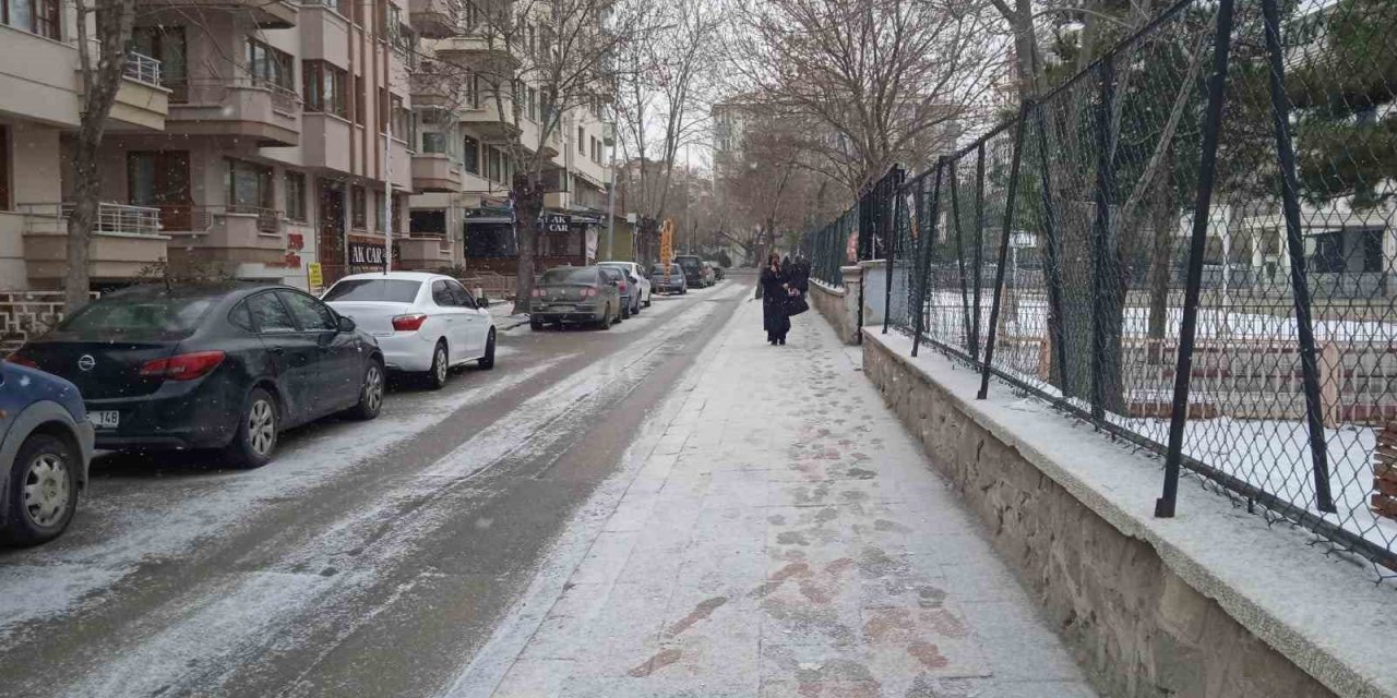 Afyonkarahisarlılar karlı bir sabaha uyandı