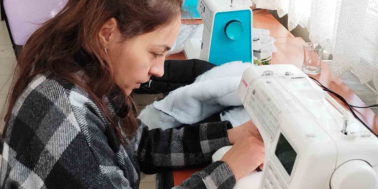 Depremzedeler için örüyorlar