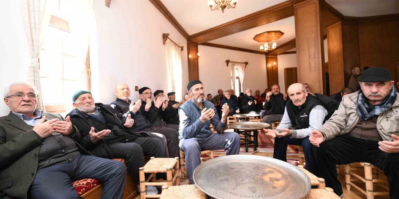 Pursaklar’da eller depremzedeler için semaya kalktı