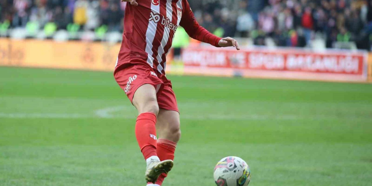 Sivassporlu Samu Saiz, depremzedelere 550 bin TL bağışladı