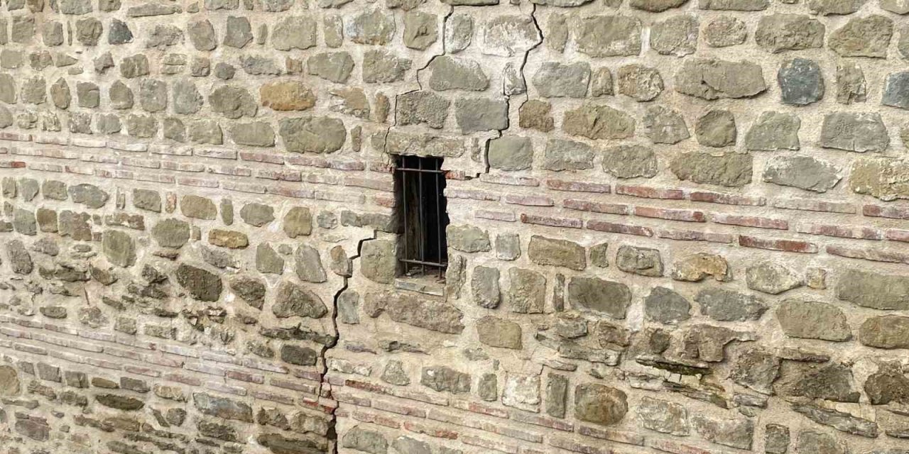 İki büyük deprem, 5 asırlık tarihi hanın duvarını çatlattı