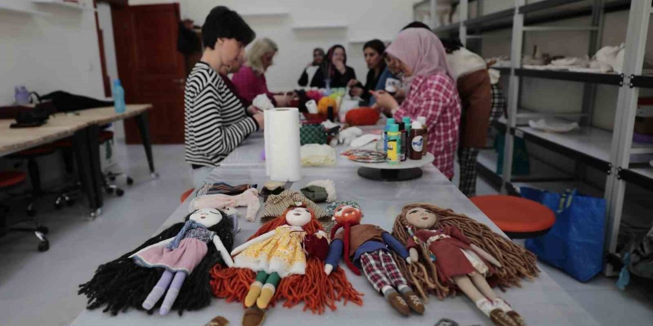 Kursiyerler depremzede çocuklar için bez bebek yapıyor