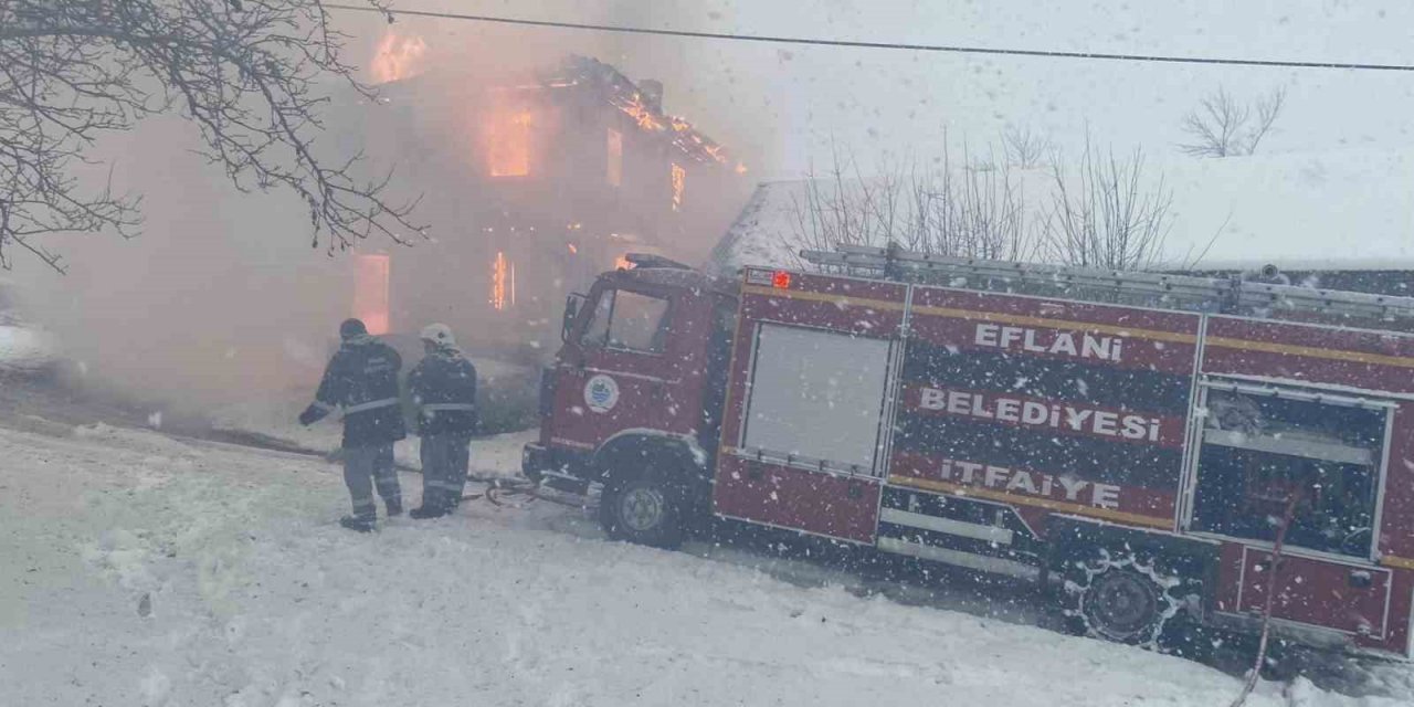 İki katlı ev alevlere teslim oldu