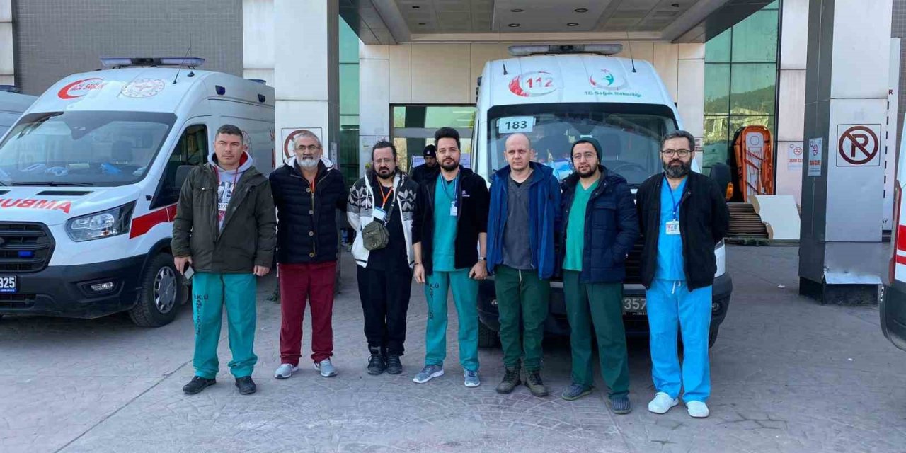 Aydın’dan Hatay’a gönüllü olarak giden 26 sağlık personeli depremzedelere hizmet veriyor