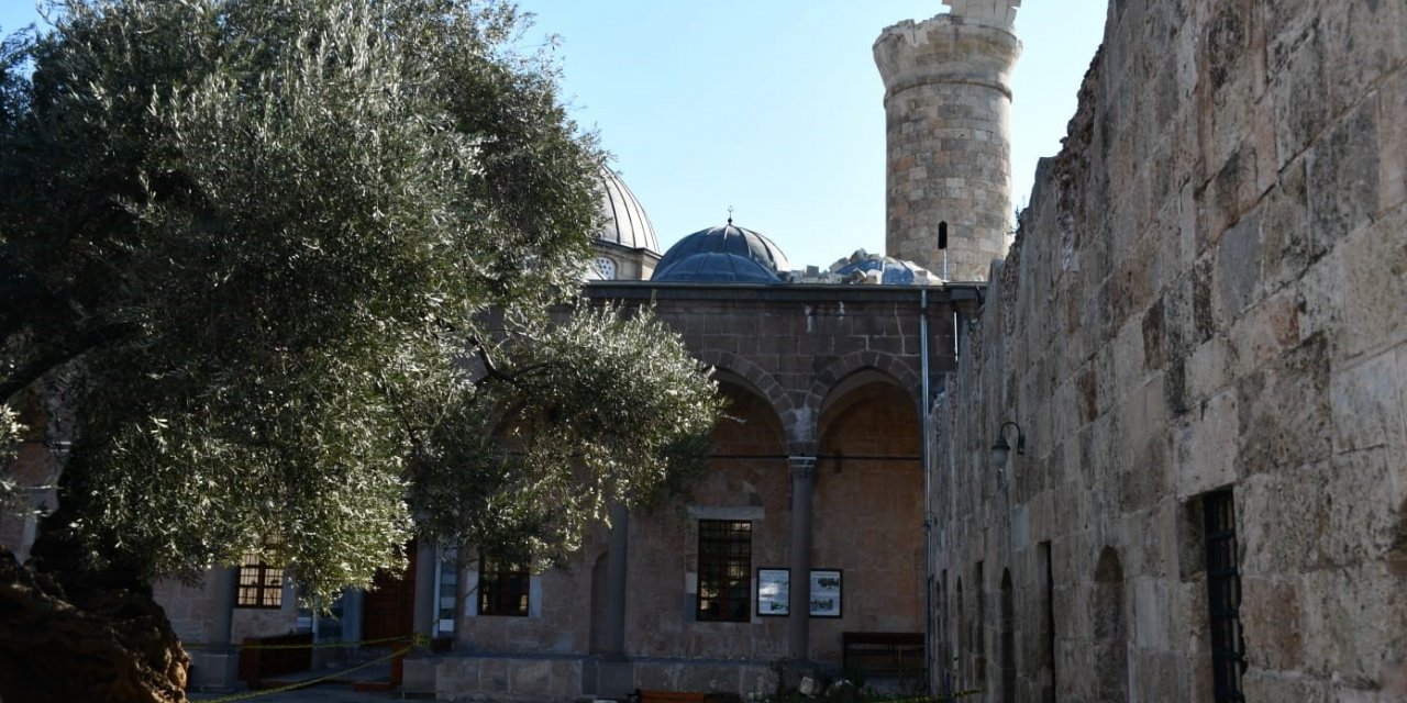 Tarihi Sarı Selim Camiinin minaresi asrın felaketine dayanamadı