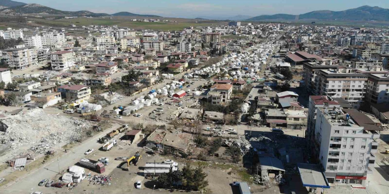 Depremlerde en fazla hasar alan ilçelerin başında gelen Nurdağı, havadan görüntülendi