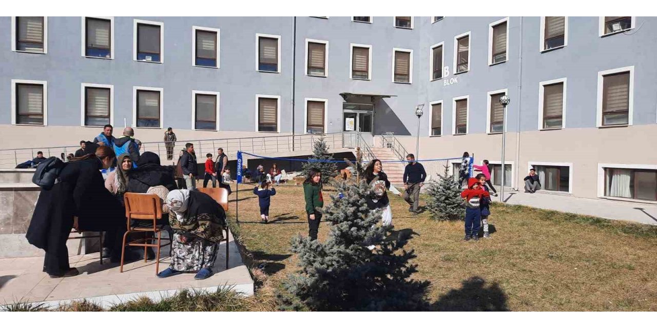 Bilim insanları depremzedelere psikolojik destek veriyor