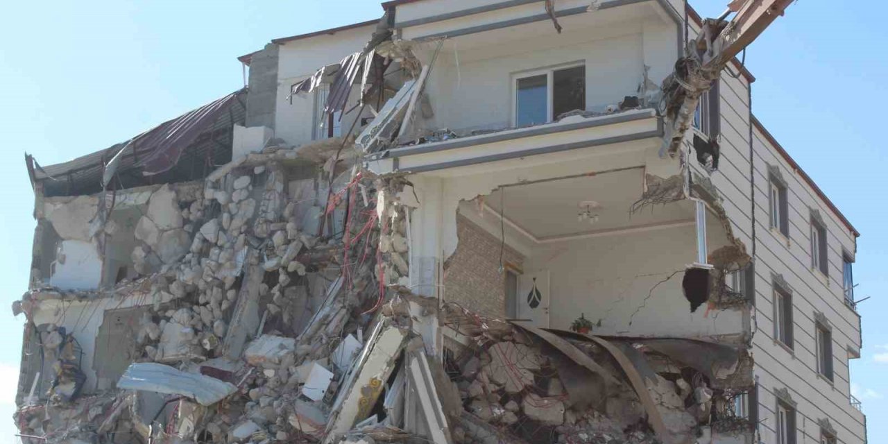 İslahiye’de ağır hasarlı binaların yıkımına başlandı