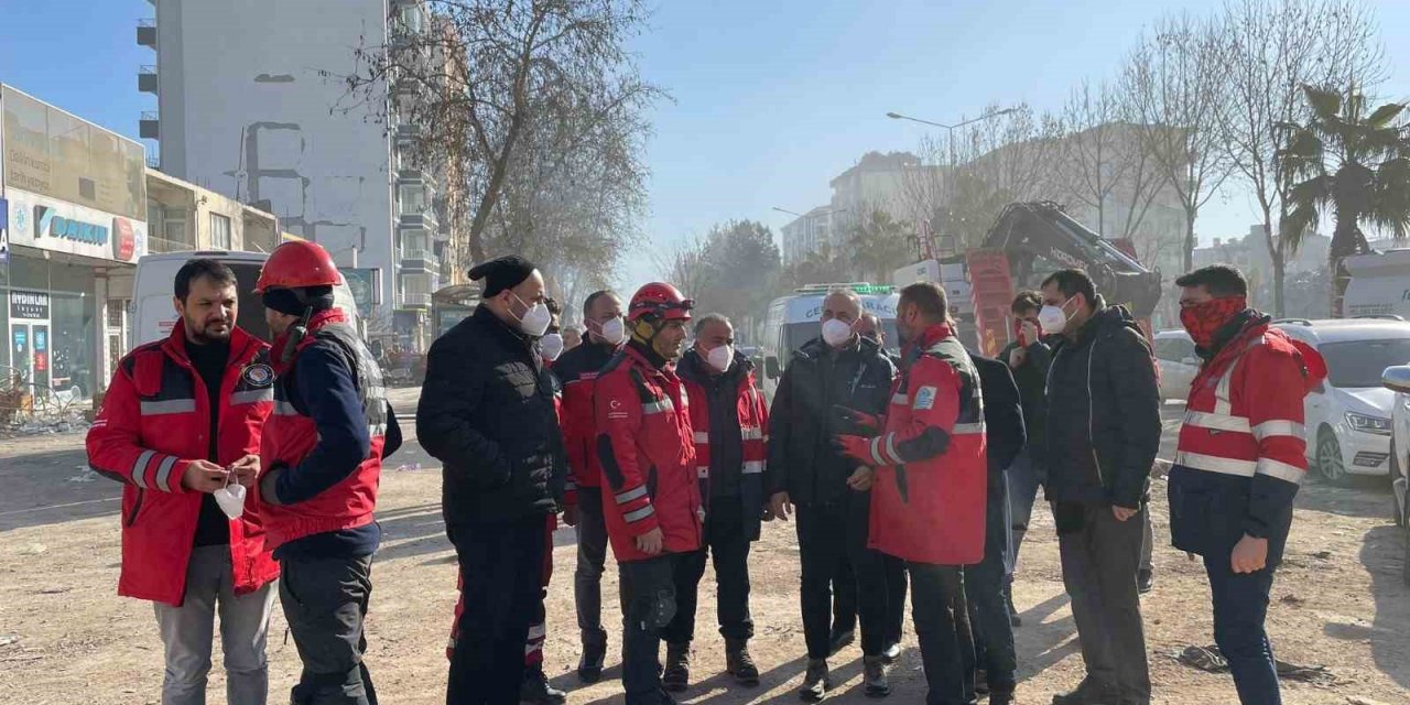Başkan Dursun deprem bölgesinde afetzedelerle birlikte