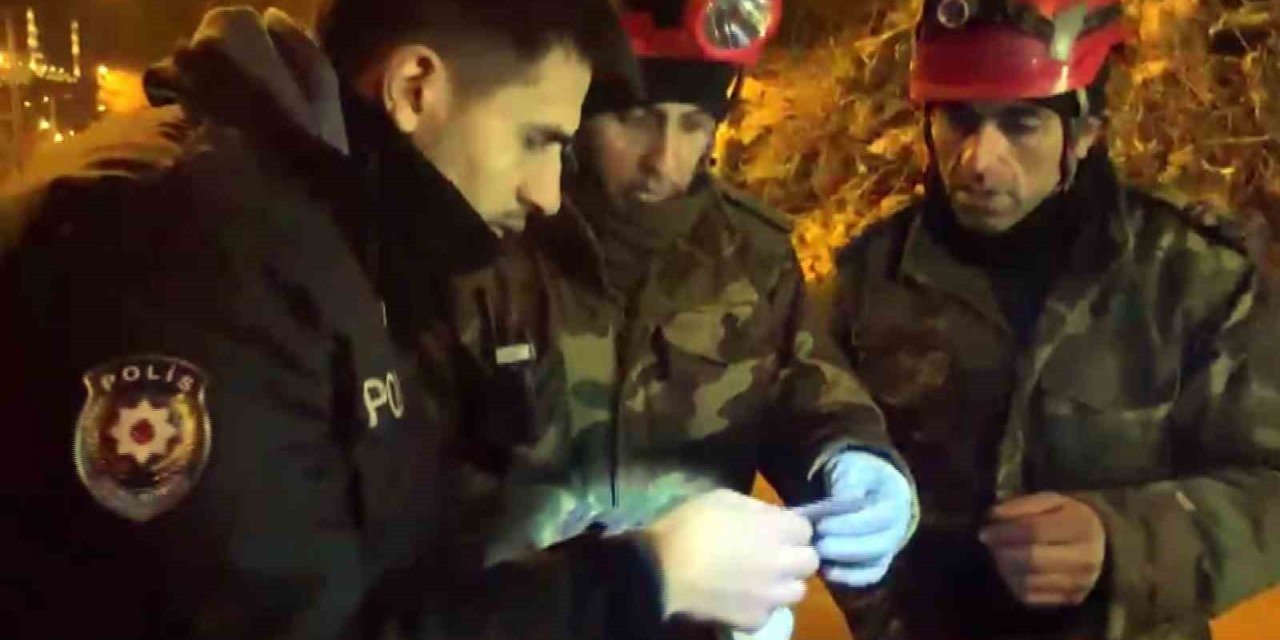 Azerbaycanlı ekipler enkazda buldukları ziynet eşyalarını polis teslim etti