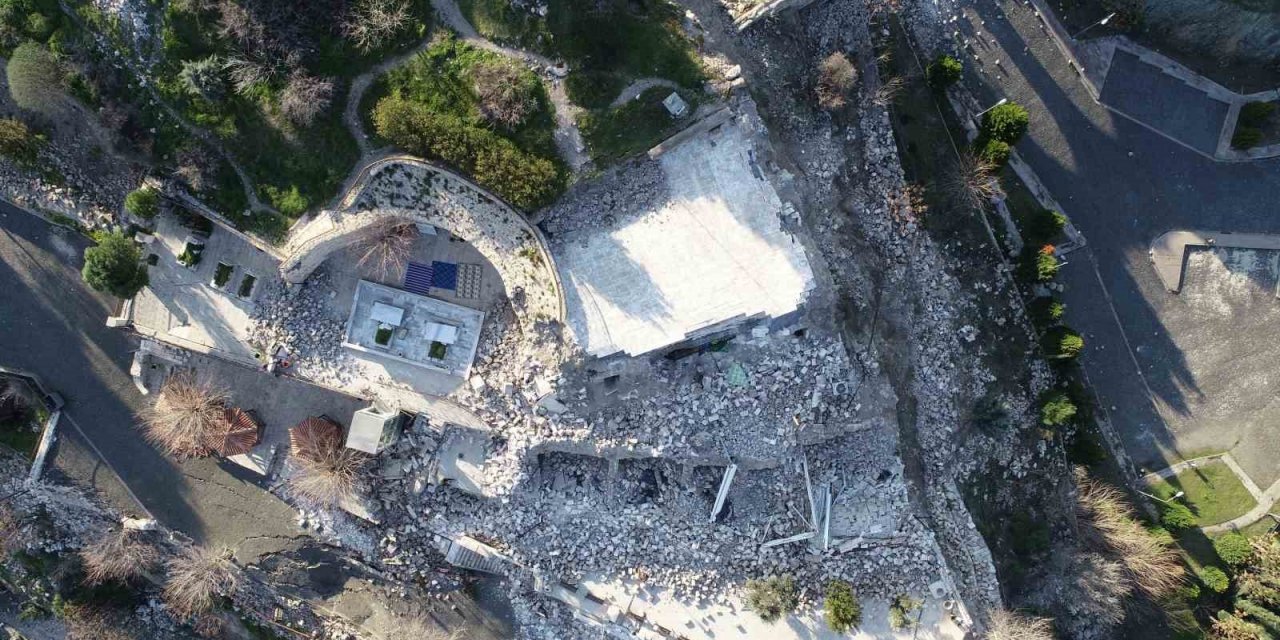 Tarihi Darb-ı Sak Kalesi depremde yıkıldı