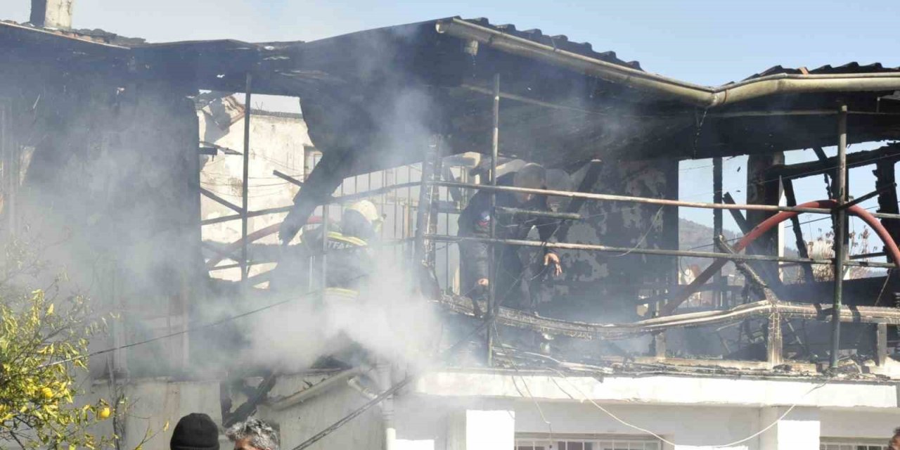 Elektrik tellerinden çıkan yangında ev kullanılamaz hale geldi