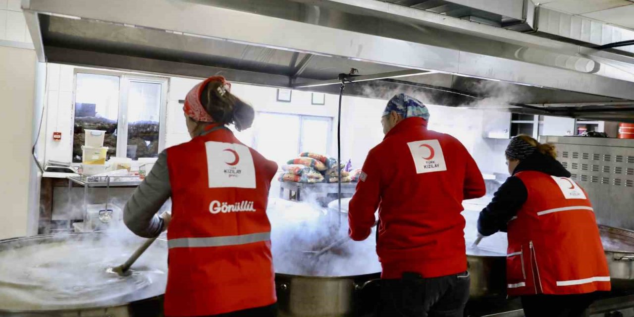 Gönüllü şefler milyonlarca kap yemek yaptı