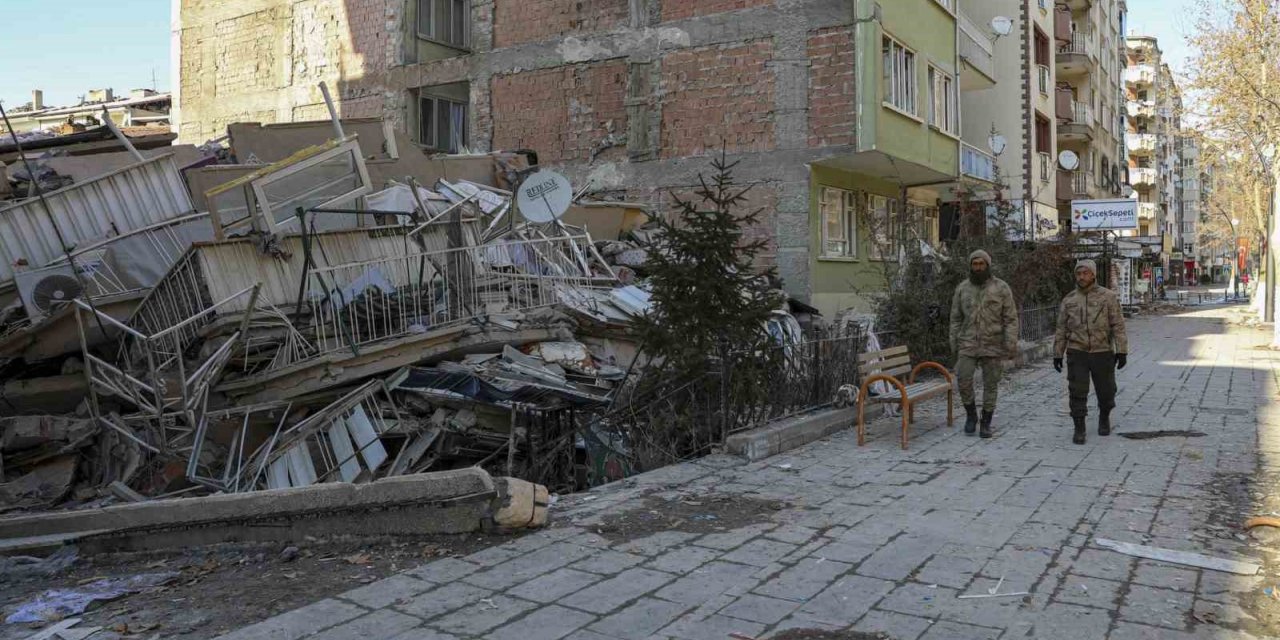 Vanlı güvenlik korucuları deprem bölgesinde nöbette