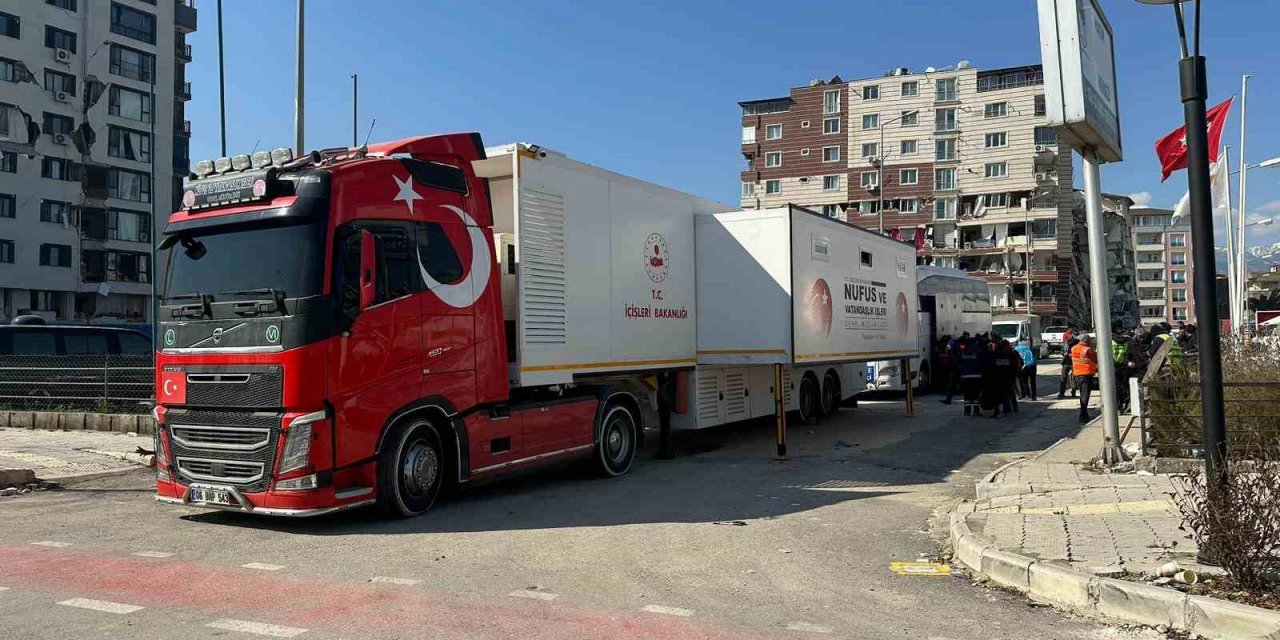 Nüfus Müdürlüğü deprem bölgelerinde kimliğini kaybeden vatandaşlar için hizmet veriyor