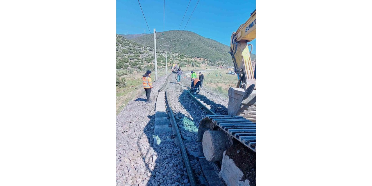 TCDD deprem bölgesinde hasar gören tren raylarını onarım çalışmalarını tamamlıyor