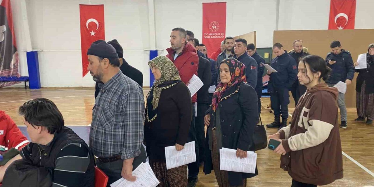 Depremzedelere kan bağışı için birbirleriyle yarıştılar