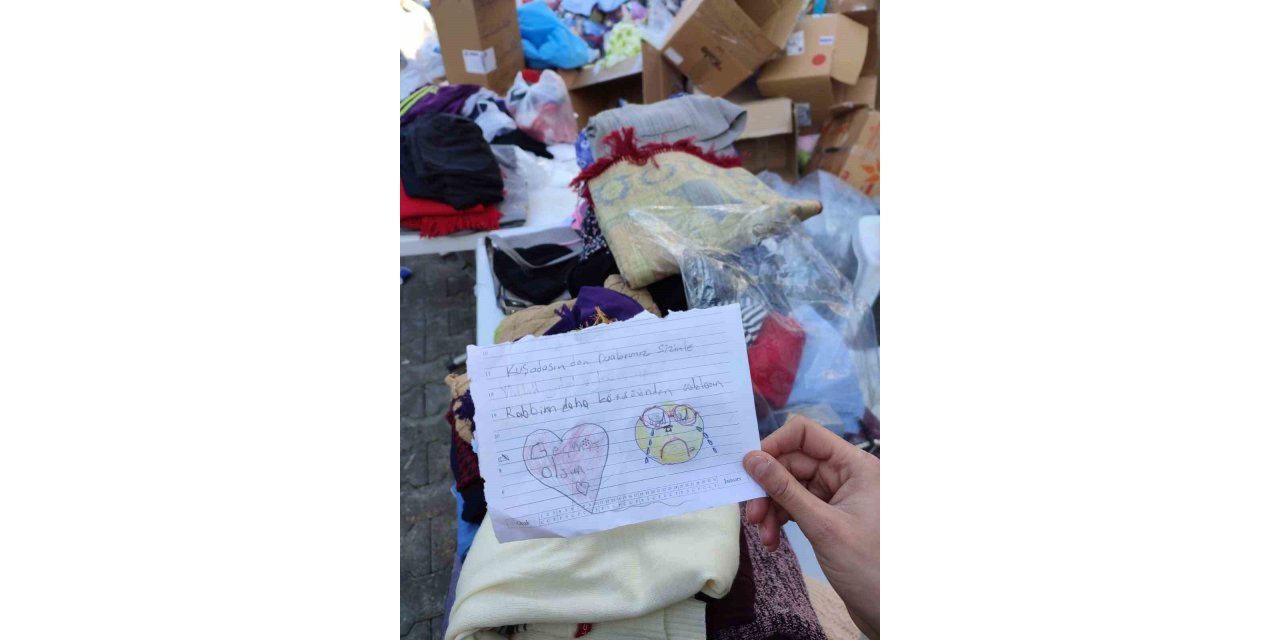 Kuşadası’nda çocuklardan depremzedeler için duygulandıran notlar