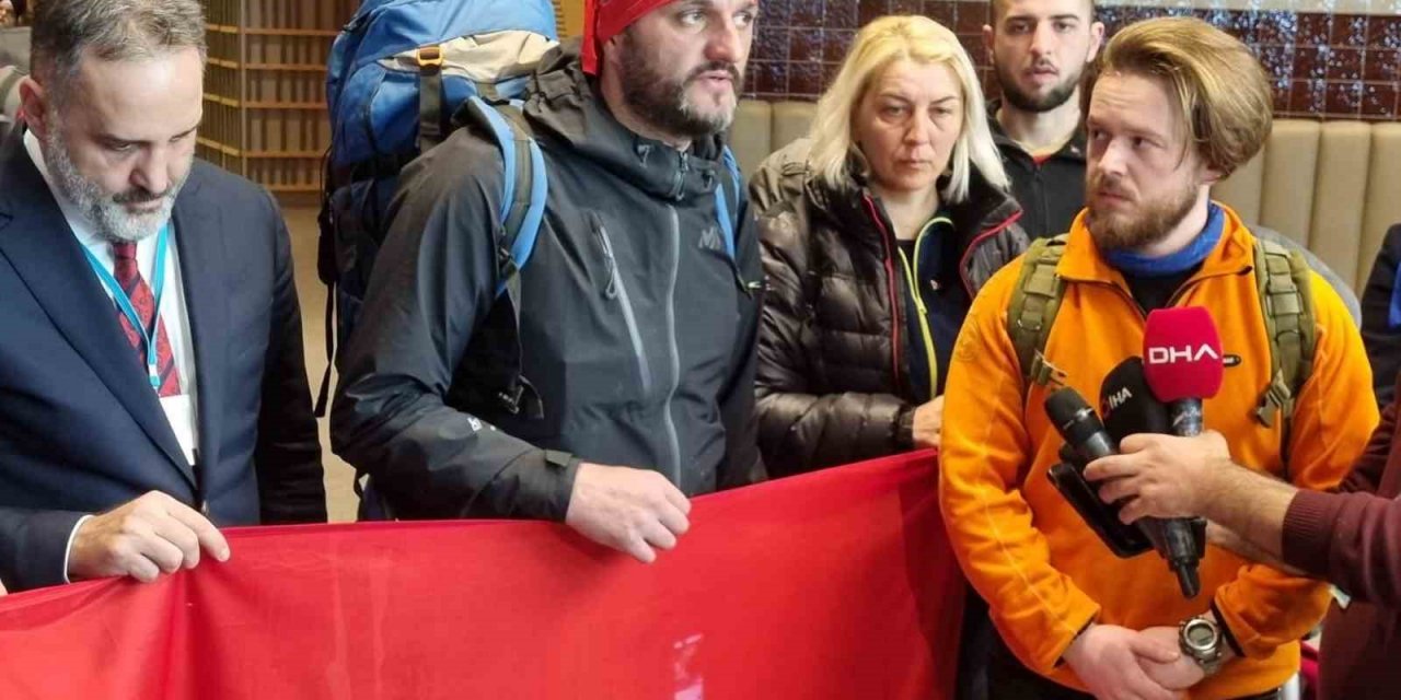 Bosnalı arama kurtarma ekibinin tercümanı açıklama yaparken duygusal anlar yaşadı