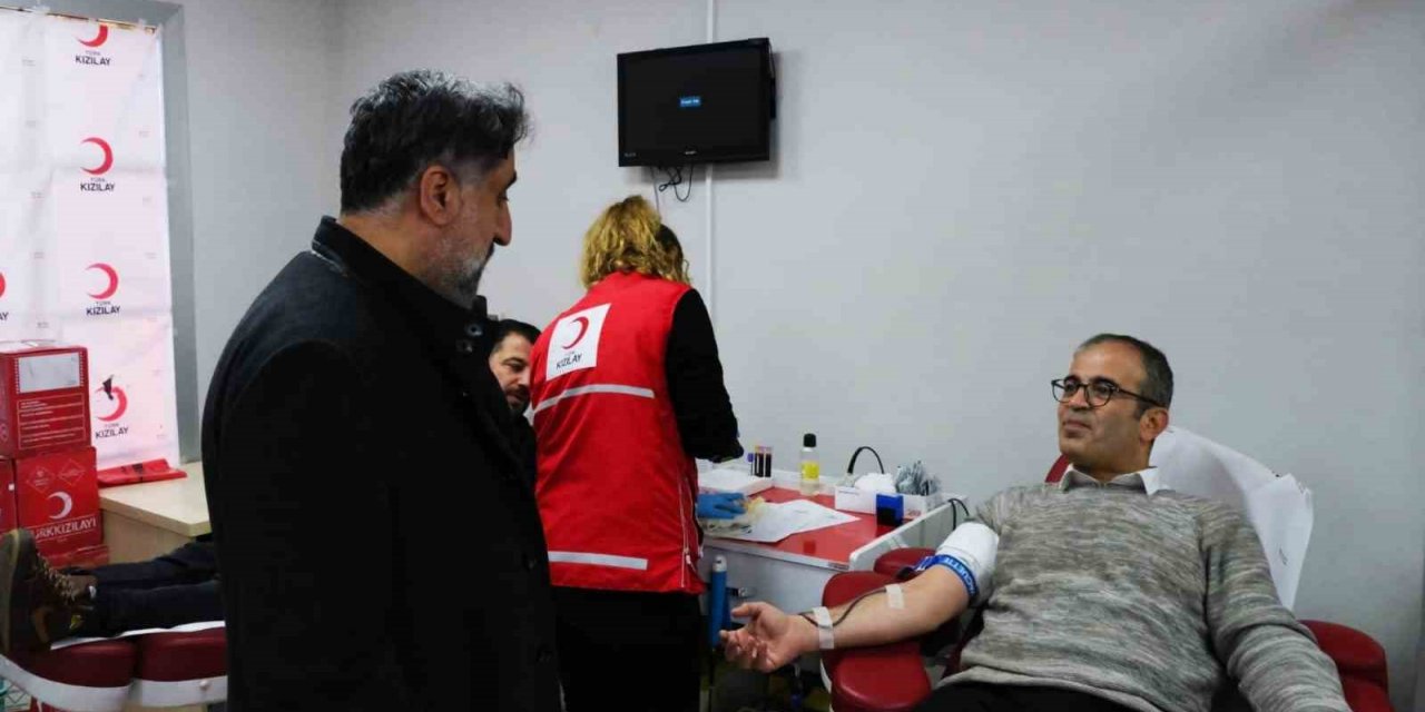 Artuklu Üniversitesinin deprem destek çalışmaları kan bağışıyla sürüyor