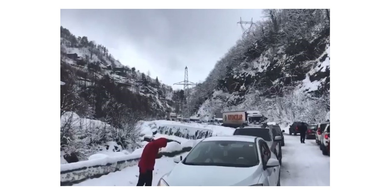 Artvin’de kar yağışı karayolunda ulaşımın aksamasına neden oldu