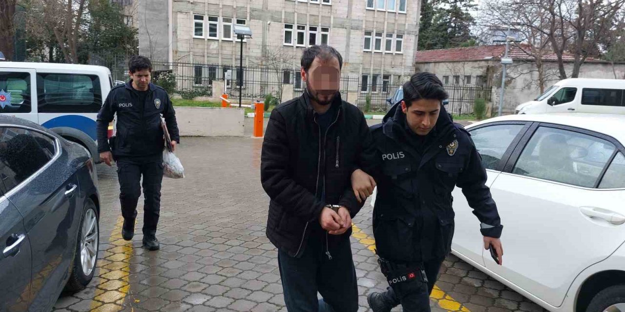 Akrabasını baltayla ağır yaraladı