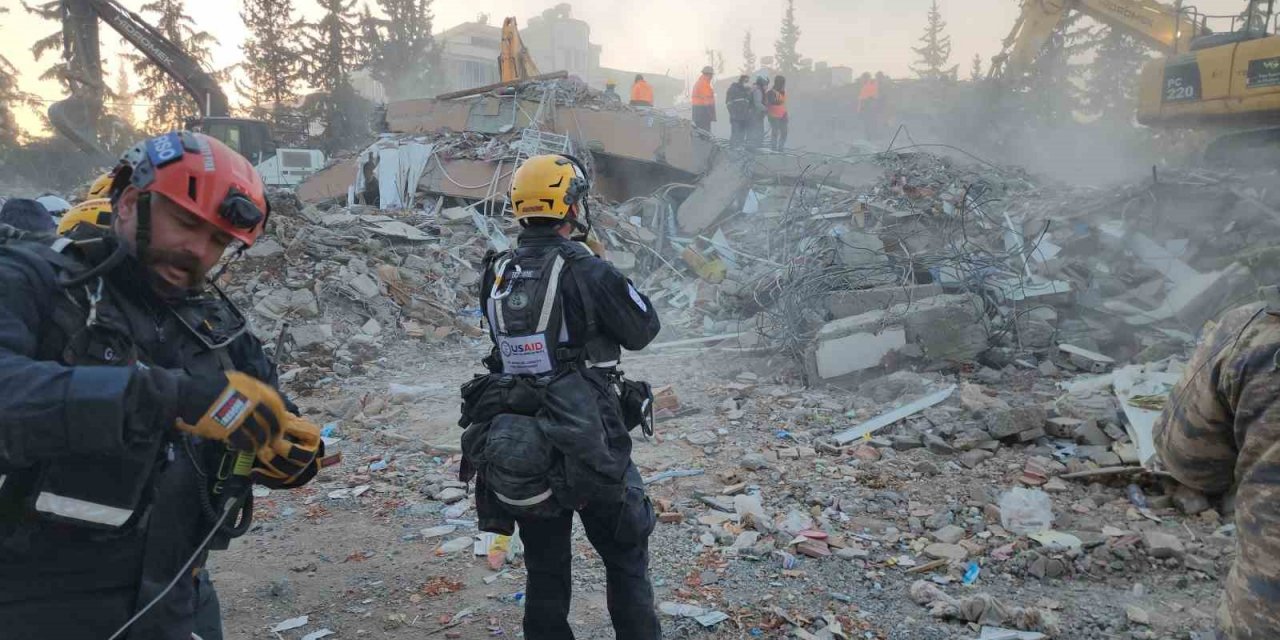 ABD’den Adıyaman’a gelen 160 kişilik ekip enkazdan vatandaşları kurtarmak için mücadele veriyor