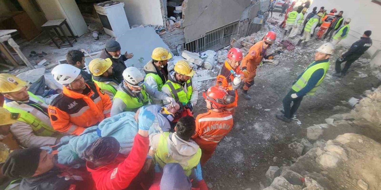 Hatay’da 228. saatte 2 kişi sağ kurtarıldı