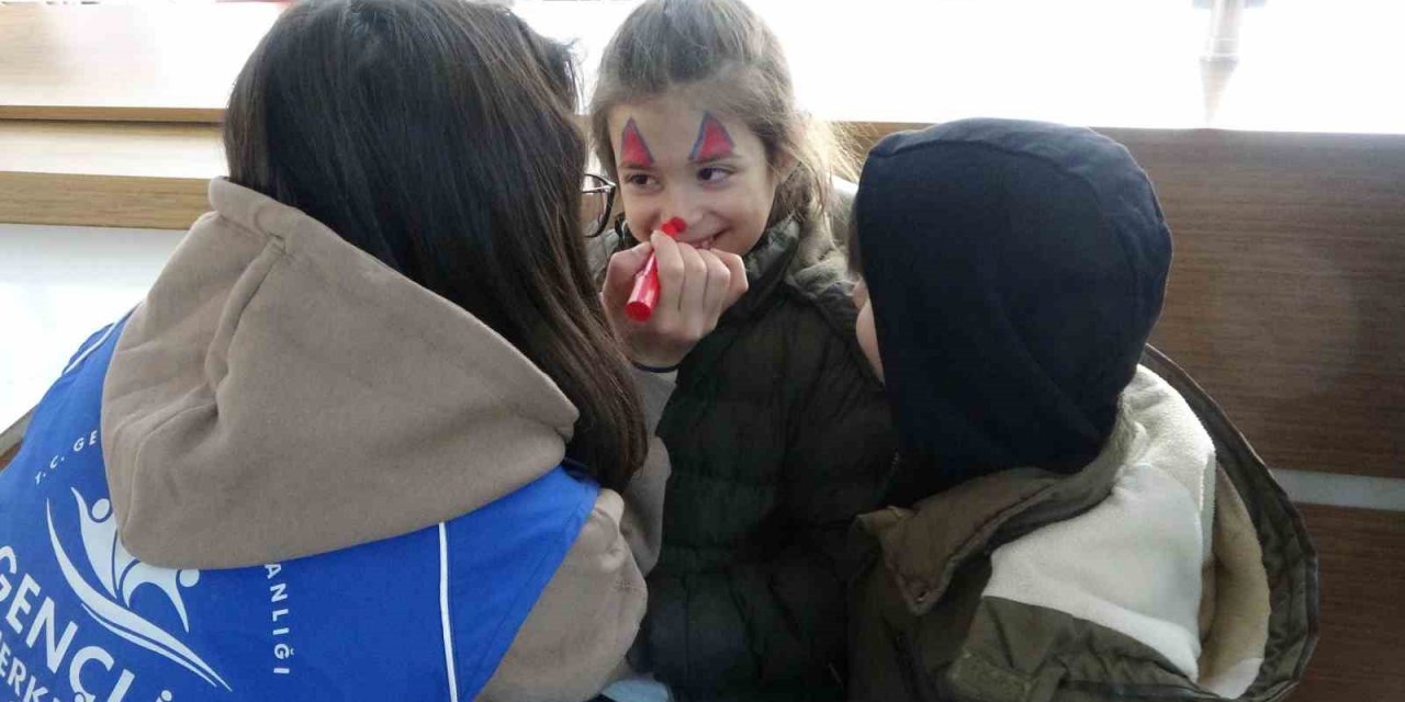 Depremzedeler sosyal ve kültürel etkinliklerle moral buluyor