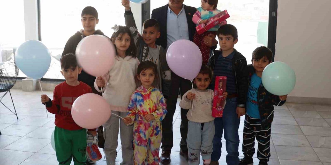 Başkan Kaplan depremzede çocuklara moral oldu