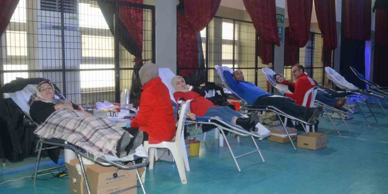 Depremzedeler için kan bağışında bulundular