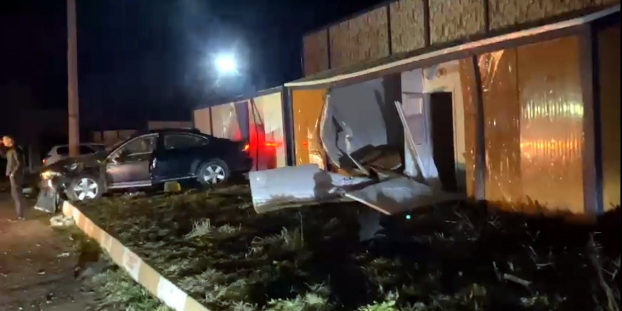 D-650’de kontrolden çıkan otomobil, konteynere çarptı: 1 yaralı