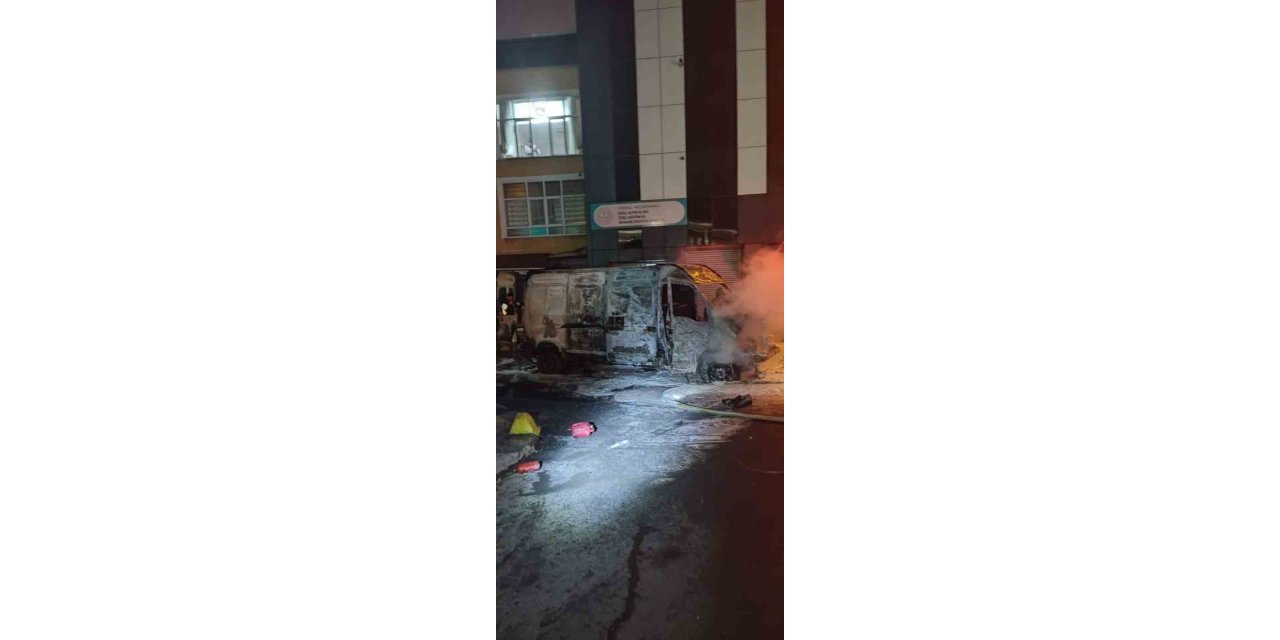 Küçükçekmece’de park halindeki araç alev topuna döndü