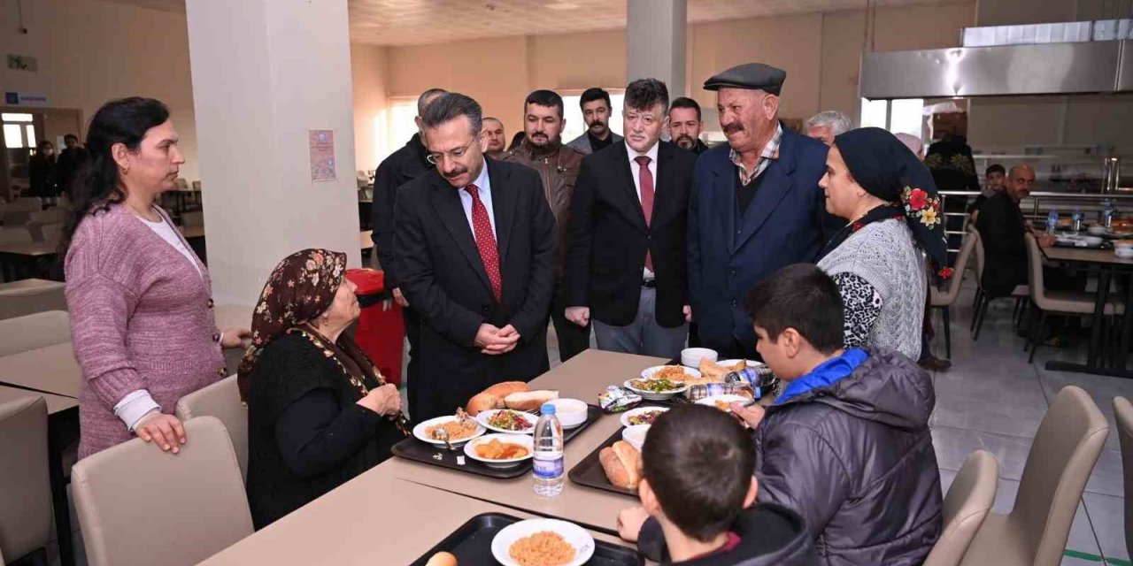 Vali Aksoy, depremzede aileler ile görüştü