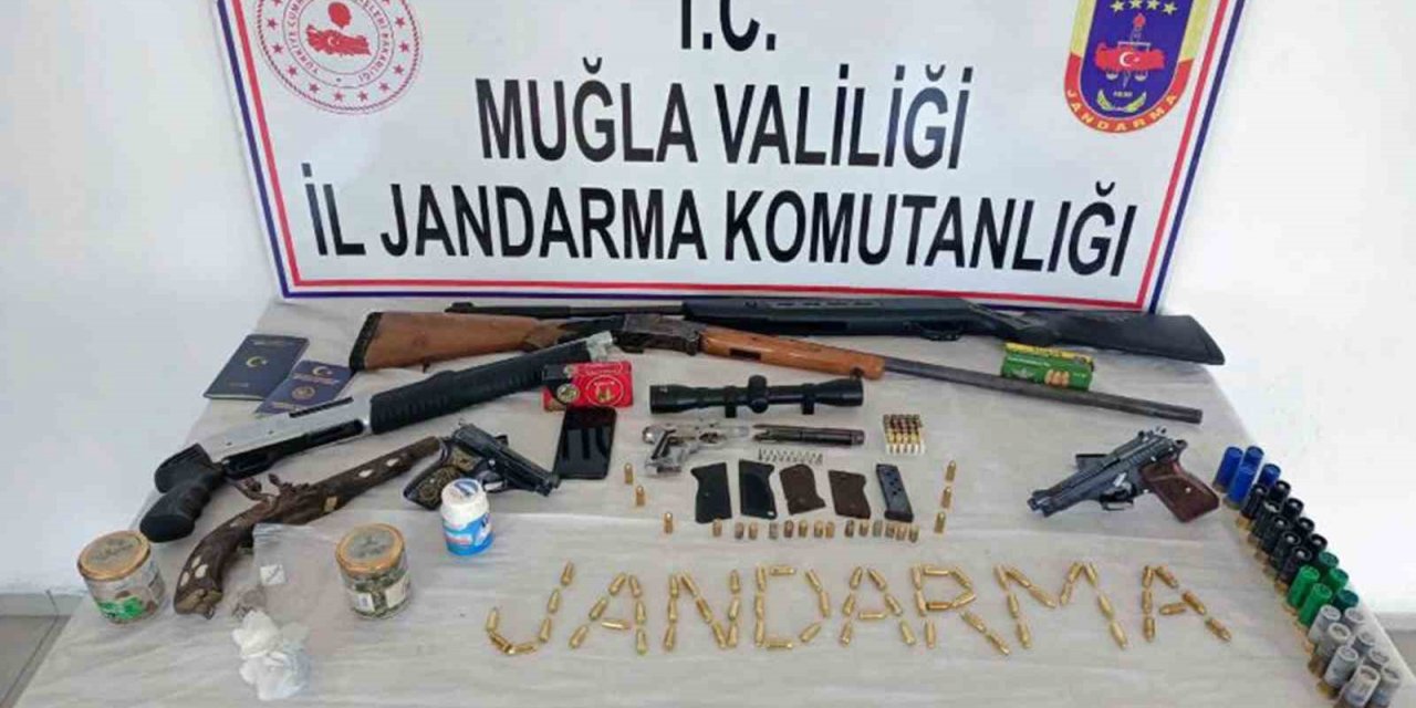 Antik tabancayı satmak isterken yakalandı