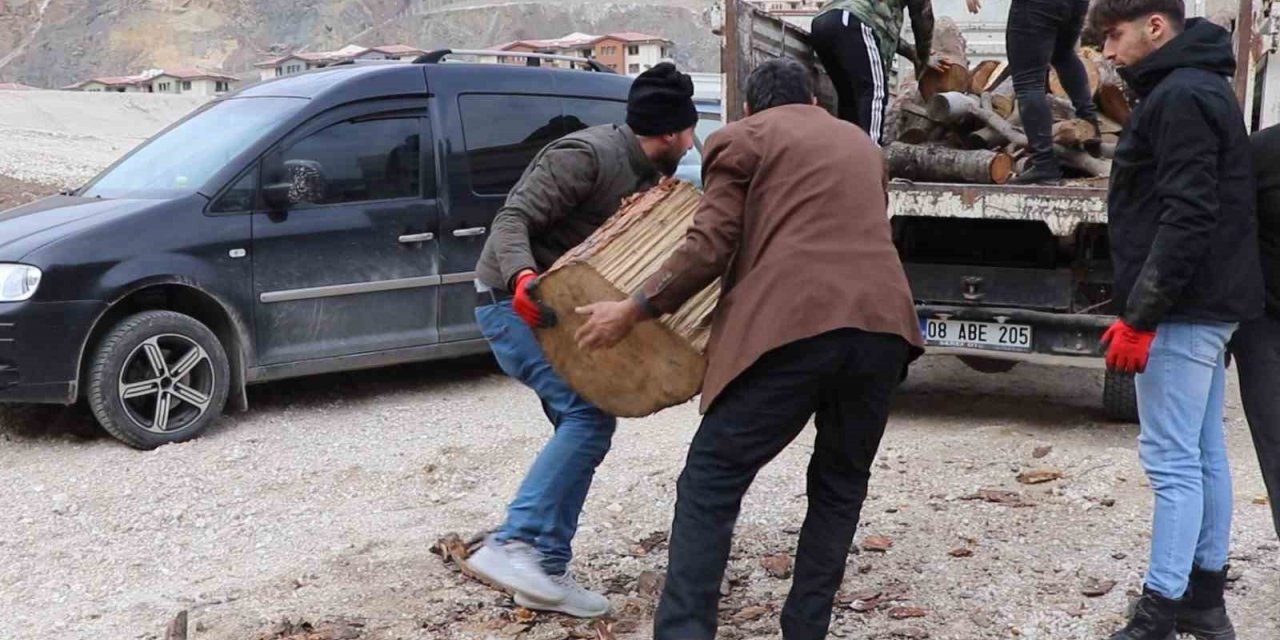 Sular altında kalacak olan ilçedeki ağaçlar depremzedeleri ısıtacak