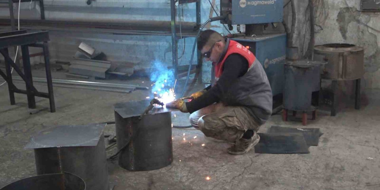 Gümüşhane’de sanayi esnafı depremzedeler için soba üretmeye başladı