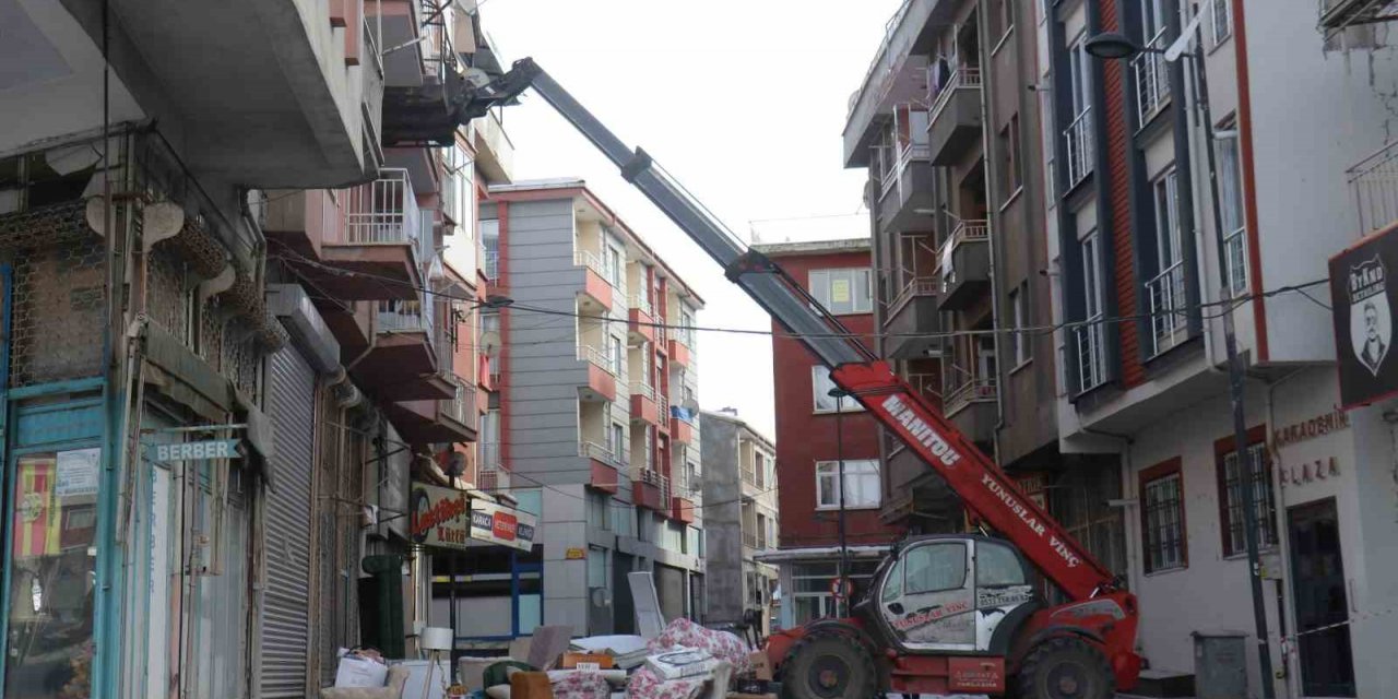 Malatya’da vatandaşlar hasarlı binalardan eşyalarını taşımaya başladı