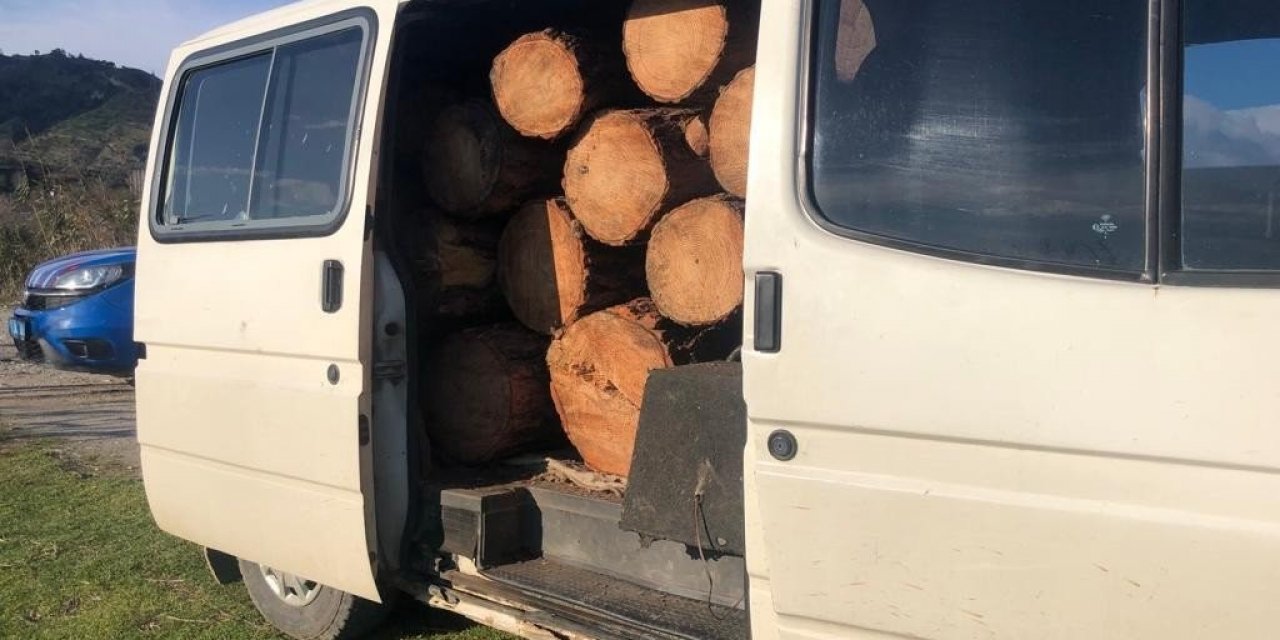 Ormanlık alandan aldığı ağaç parçalarını aracı ile taşırken yakalandı
