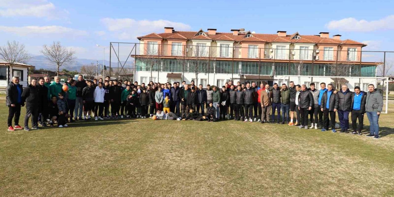 Depremzede çocuklar Nazilli Belediyesporlu futbolcular ile bir araya geldi