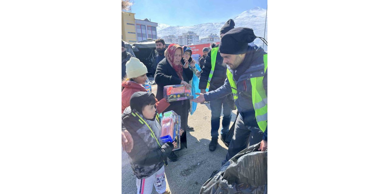 Depremzede çocuklar için oyuncak dolusu araçlar afet bölgesinde